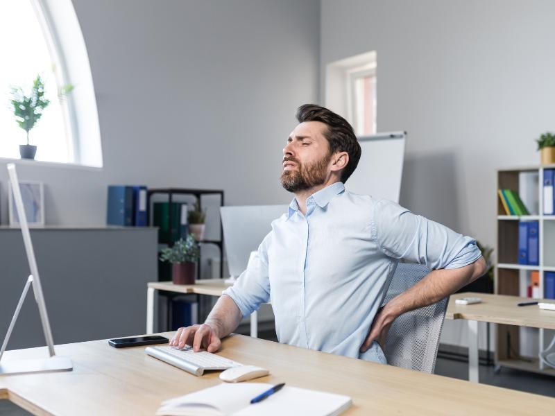 Dor nas costas no trabalho? Dicas para quem passa muito tempo sentado