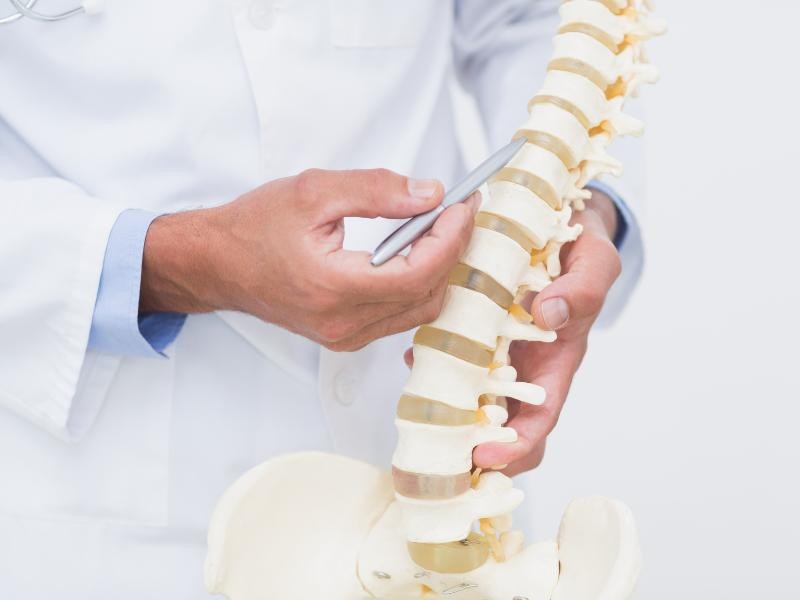 Médico da Coluna: Qual a Diferença entre Ortopedista e Neurocirurgião?